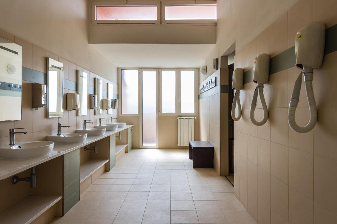 Letto a Castello in Dormitorio Femminile con 6 Letti
